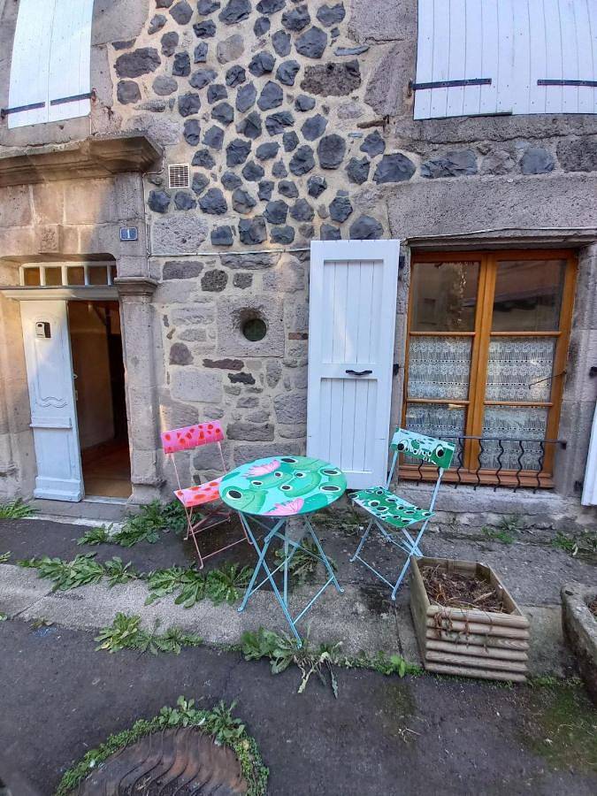 Gîte pour 2 personnes, avec vue dans Office De Tourisme Du Pays De Murat Sud Auvergne