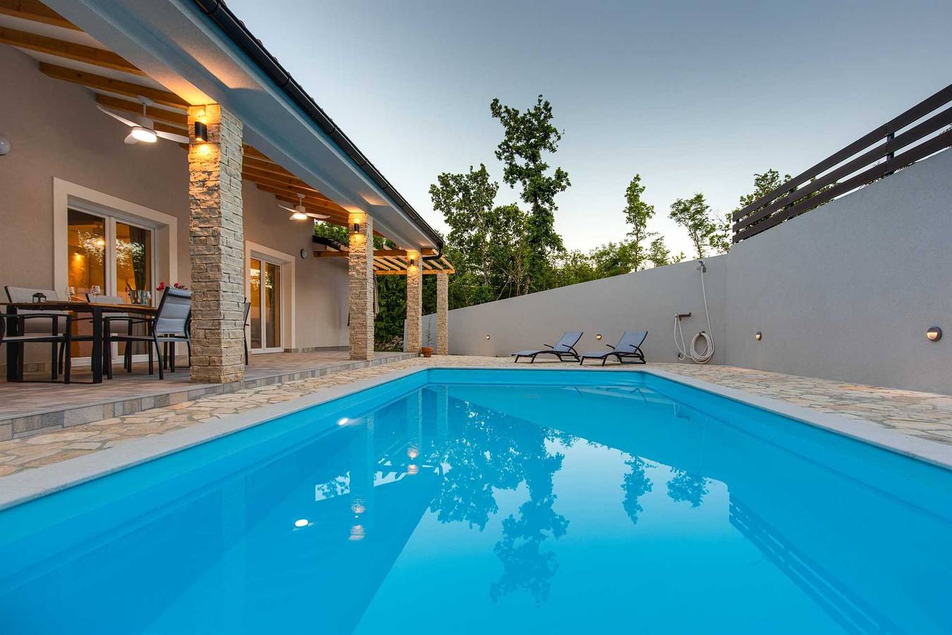 Villa Sandrina mit beheiztem Pool und großem Garten in Krk Stadt, Krk