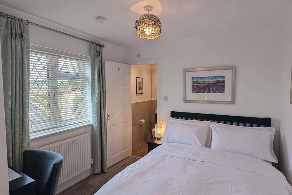 Thames Riverside Retreat: A Serene 3-Bed Bungalow in Spelthorne, Surrey