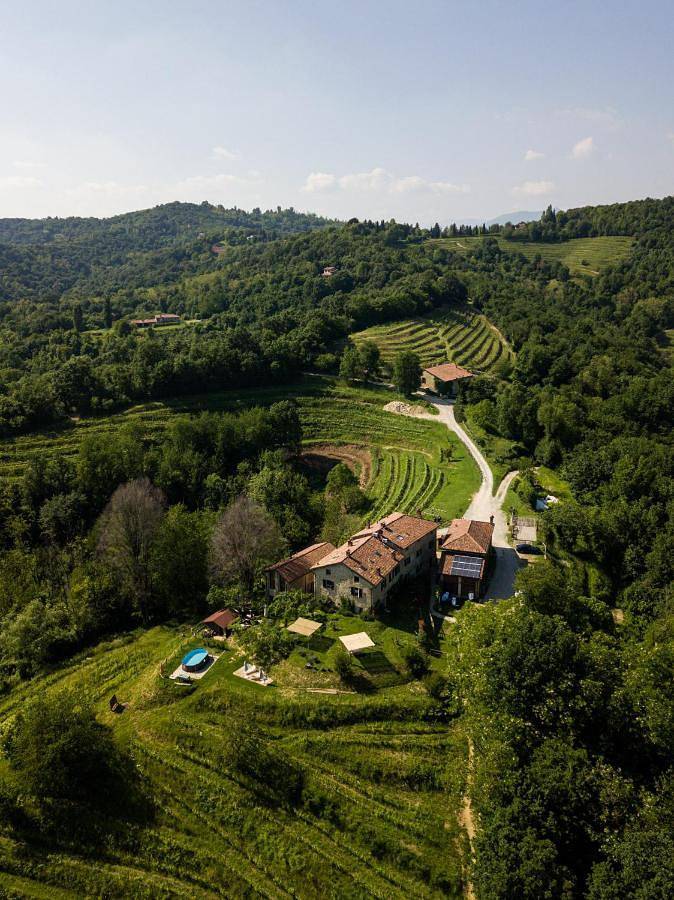 Rustico per 3 persone, con piscina e giardino nonché piscina per bambini, con animali domestici in Lombardia