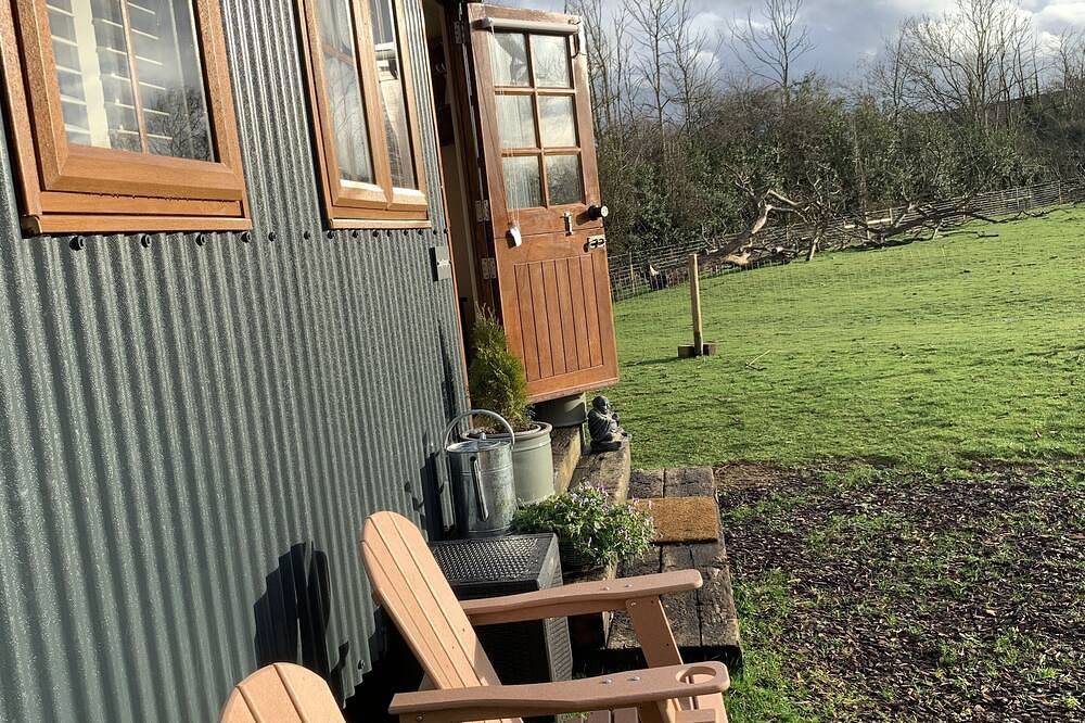 Luxury heated shepherd's hut in field location. in Yate, Gloucestershire du Sud