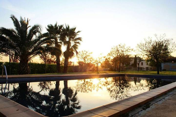 Gîte pour 4 personnes, avec terrasse ainsi que jardin et piscine, animaux acceptés