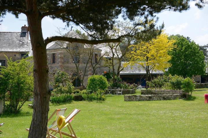 Maison d’hôte pour 15 personnes, avec terrasse et vue ainsi que piscine et jardin, animaux acceptés à Seiches-sur-le-Loir
