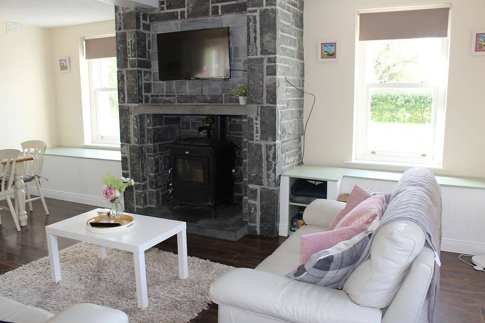 Charming 3-bedroom cottage in Dromineer, Lough Derg with Wifi in Nenagh, Lough Derg