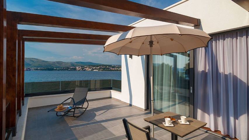 Villa pour 11 personnes, avec sauna et terrasse ainsi que piscine et jardin à Okrug Gornji - 3