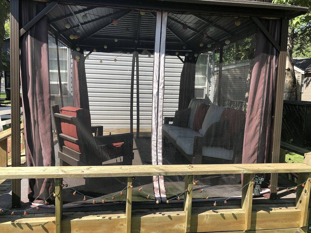 Arnolds Park Cozy Cottage & Gazebo Steps to Okoboji Lake & Park in Arnolds Park, Dickinson County