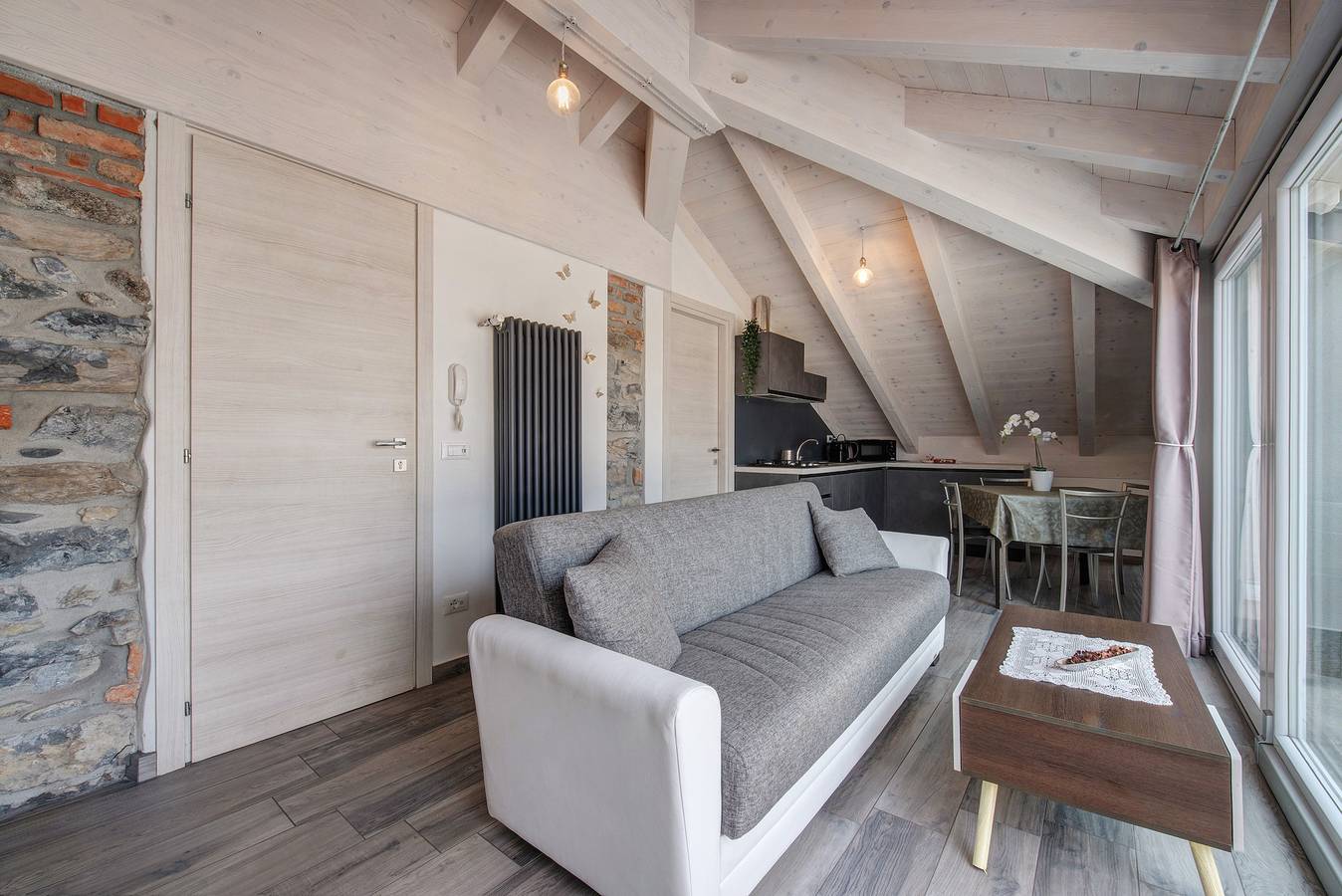 Ganze Wohnung, Ferienwohnung 'White Suite - Jacuzzi' mit Seeblick, Gemeinschaftspool und Wi-Fi in Lezzeno, Comer See