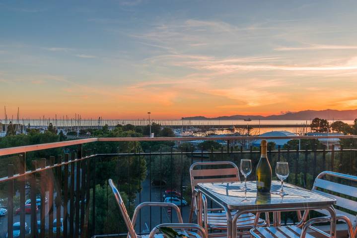 Location de vacances pour 4 personnes, avec vue sur l’océan et balcon/terrasse à Cagliari