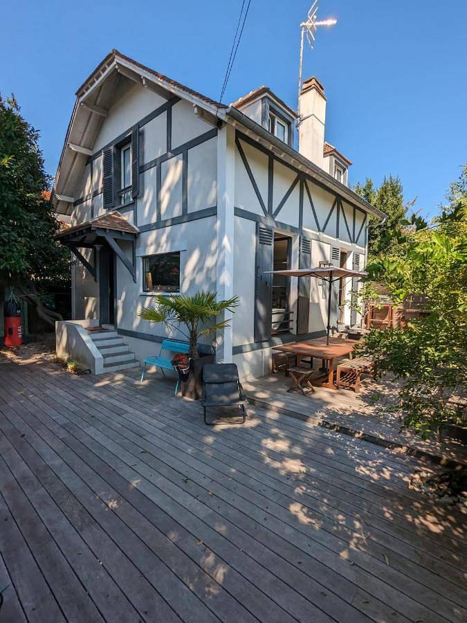 Location de vacances pour 6 personnes, avec terrasse à Vaucresson