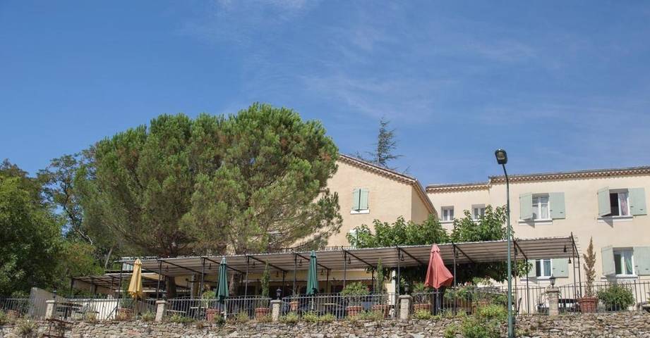 Hôtel, avec Terrasse et Jardin ainsi que Piscine et Vue à Dieulefit - 4