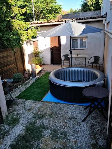 Gîte pour 2 personnes, avec jacuzzi et jardin à Saint-Mitre-les-Remparts