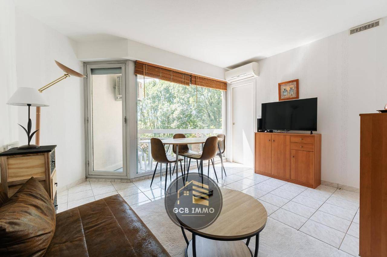 Appartement entier, Studio with Balcony in Meylan, Isère