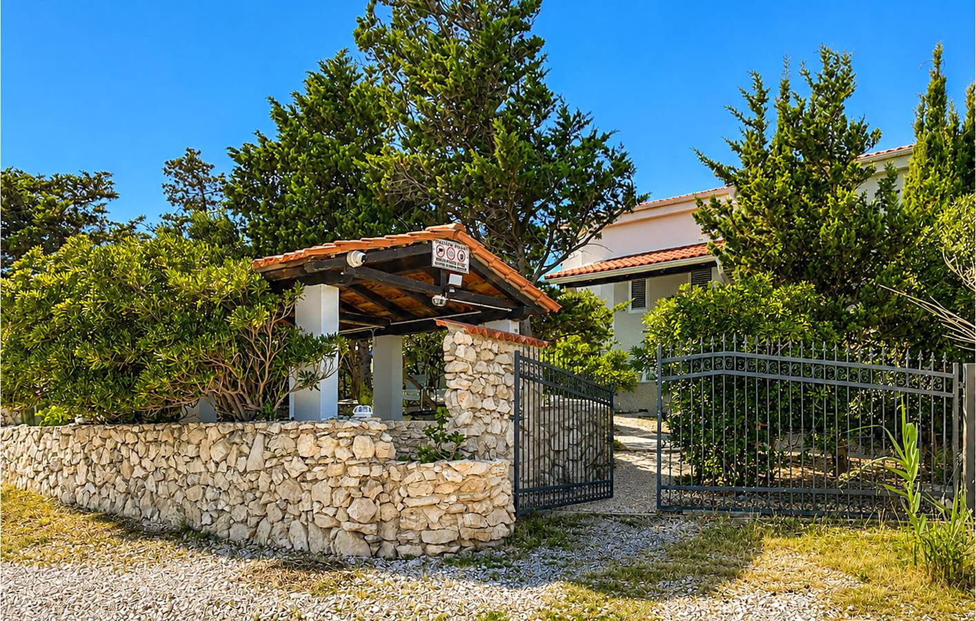 Ganze Ferienwohnung, Urlaubsparadies an der Küste: Luftiges Apartment mit Meerblick und Garten, 800 m vom Strand entfernt in Pag