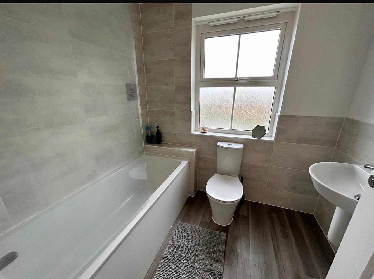 House - Sleeps 8 - Free Parking and Ps5 in Swanscombe and Greenhithe, Dartford