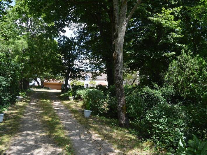 Location de vacances pour 5 personnes, avec jardin et balcon à Jeu-les-Bois - 2