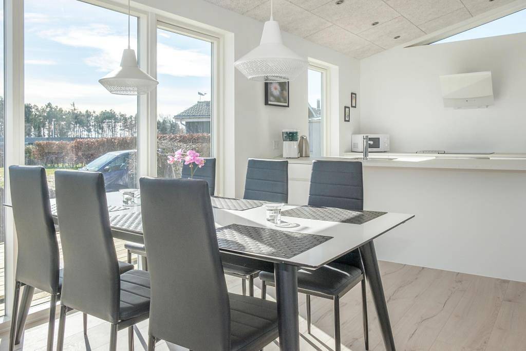 Neubau-Ferienhaus von 2019 auf erhöhter Naturgrund am Strand von Følle – nur 150 Meter vom Wasser in Følle Strand, Süddjursland