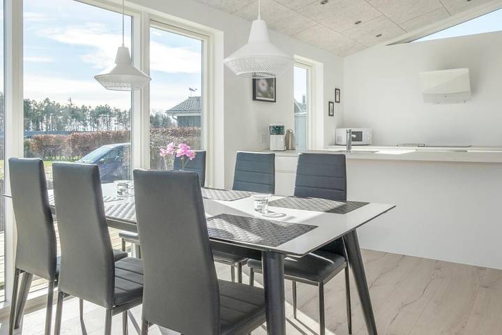 Neubau-Ferienhaus von 2019 auf erhöhter Naturgrund am Strand von Følle – nur 150 Meter vom Wasser in Følle Strand, Süddjursland