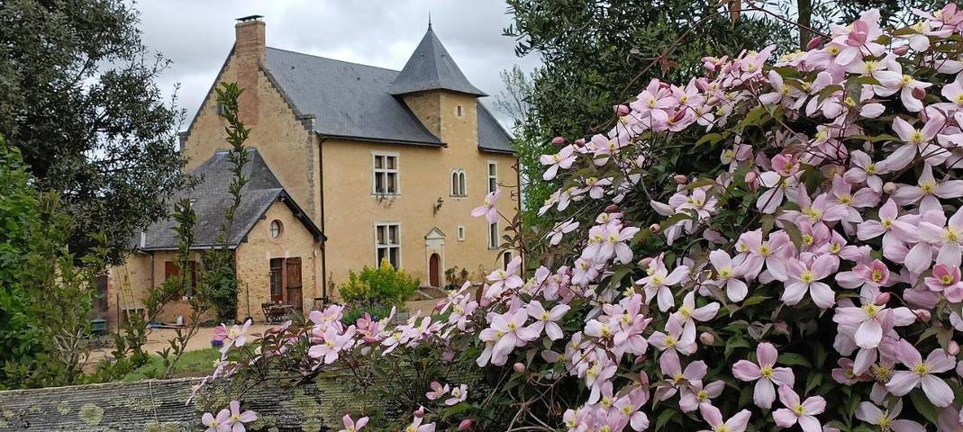 Chambre d’hôte pour 4 personnes, avec jardin et piscine à Lézigné