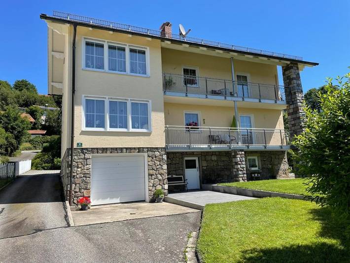 Ferienwohnung für 3 Personen, mit Balkon und Terrasse sowie Garten und Ausblick in Kirchberg im Wald
