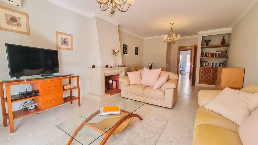 Apartamento entero, Apartamento 'Golfview' con Piscina Compartida, Wi-Fi y Aire Acondicionado in Quarteira, Distrito de Faro