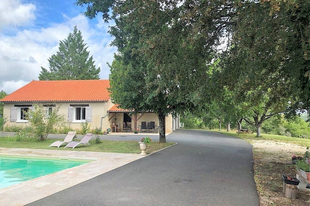Soniette is a traditional holiday home with a private swimming pool in Souillac, Lot
