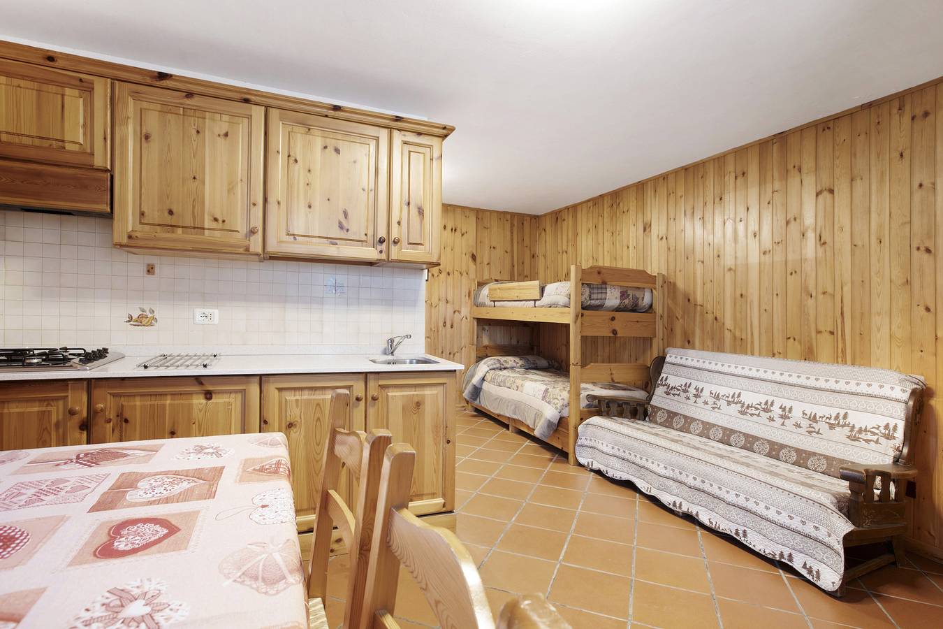 Ganze Wohnung, Ferienwohnung 'Primo Piano Cuis 1' mit gemeinsamer Terrasse, gemeinsamem Garten und Wi-Fi in La Cerise (Gressan), Comune di Gressan