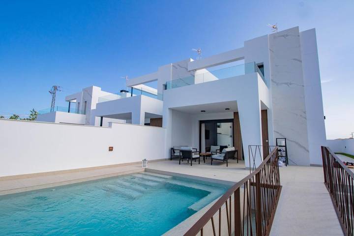 Casa rural para 6 personas, con piscina además de balcón y jardín en Pulpí