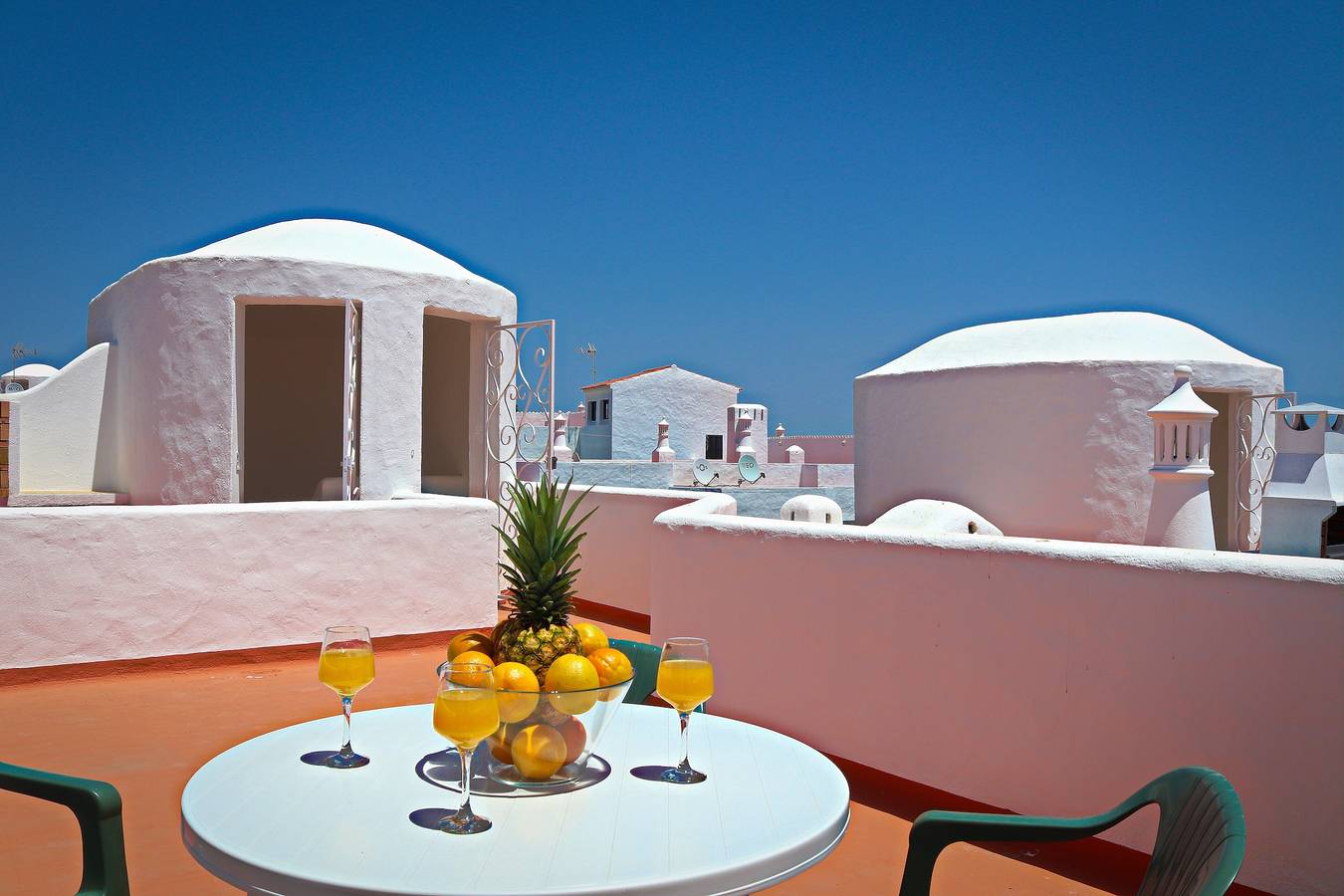Ganze Wohnung, Ferienwohnung 'Casa Barbara' mit Meerblick, Gemeinschaftspool und Wlan in Alporchinhos (Atlantikküste), Porches