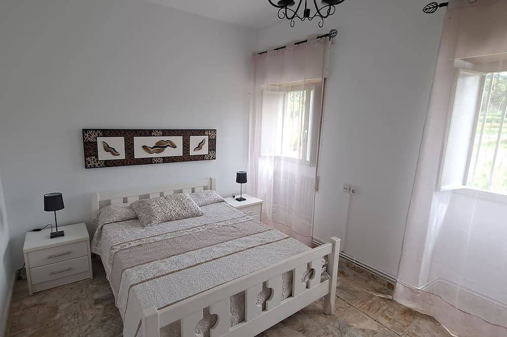 Entire apartment, First floor apartment of 85 m² (85 sqm), 3 rooms with yard in San Salvador de Poio, Poio