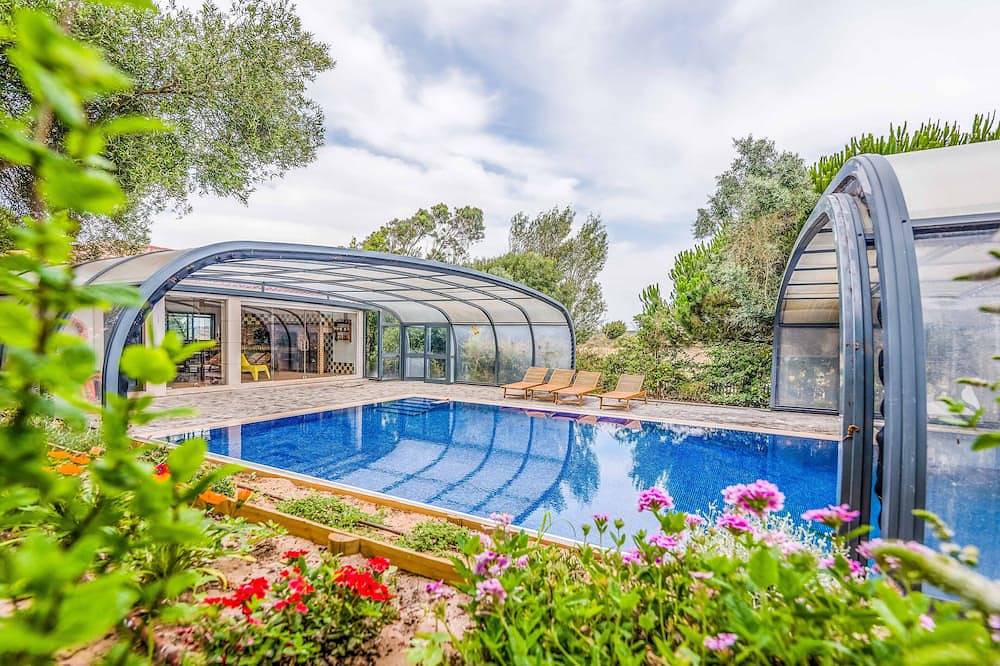 Villa completa com piscina coberta e campo de padel.Perto da praia. Acomoda 14. in Praia do Magoito, São João das Lampas e Terrugem