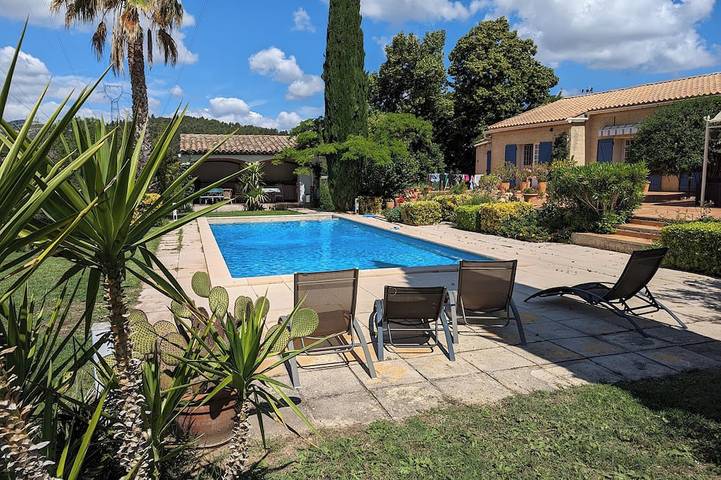 Ferienhaus für 4 Personen, mit Terrasse und Garten sowie Pool