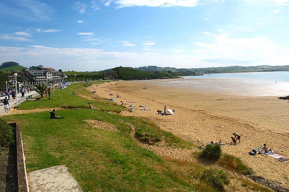 Entire apartment, Rural apartment facing the beach with swimming pool and paddle tennis court. in Mogro, Miengo