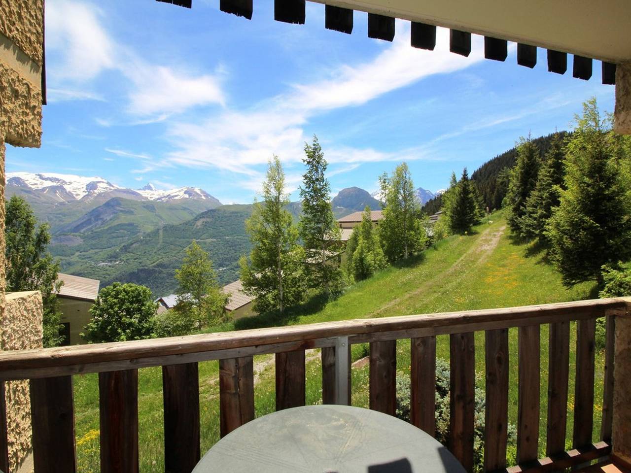 Appartement entier, Studio cabine au pied des pistes avec balcon et parking gratuit, proche commerces - Auris en Oisans in Auris, Parc national des Écrins