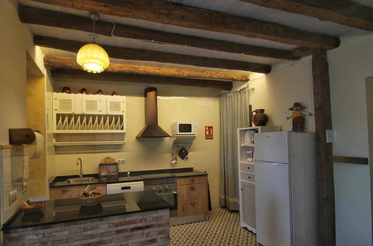 Casa rural para 9 personas, con piscina además de vistas y jardín, Se admiten mascotas en Cobisa - 4