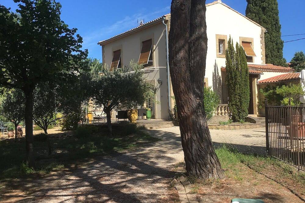 Villa swimming pool South of France. Ideal for families. Pleasant Vaucluse Village in Châteauneuf-de-Gadagne, Vaucluse