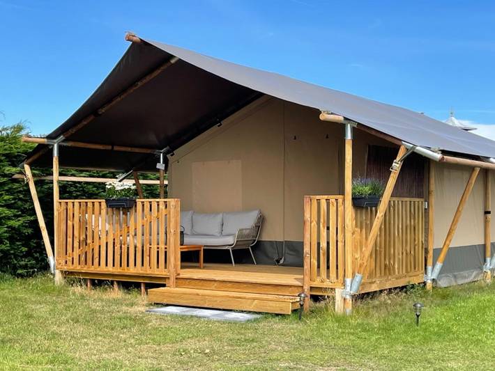 Glamping voor 4 personen, with Terras and Tuin as well as Sauna op Ameland