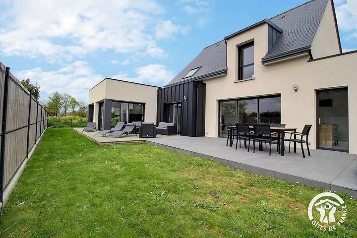 Gîte pour 10 personnes, avec piscine ainsi que jardin et terrasse à Hillion - 2