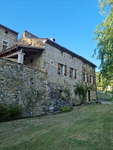Gîte pour 2 personnes, avec terrasse et vue ainsi que piscine et jardin à Roche-Saint-Secret-Béconne