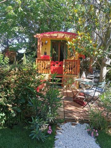 Gîte pour 2 personnes, avec piscine ainsi que jardin et terrasse à Paradou