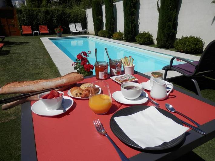 Chambre d’hôte pour 2 personnes, avec Terrasse et Jardin ainsi que Piscine et Vue