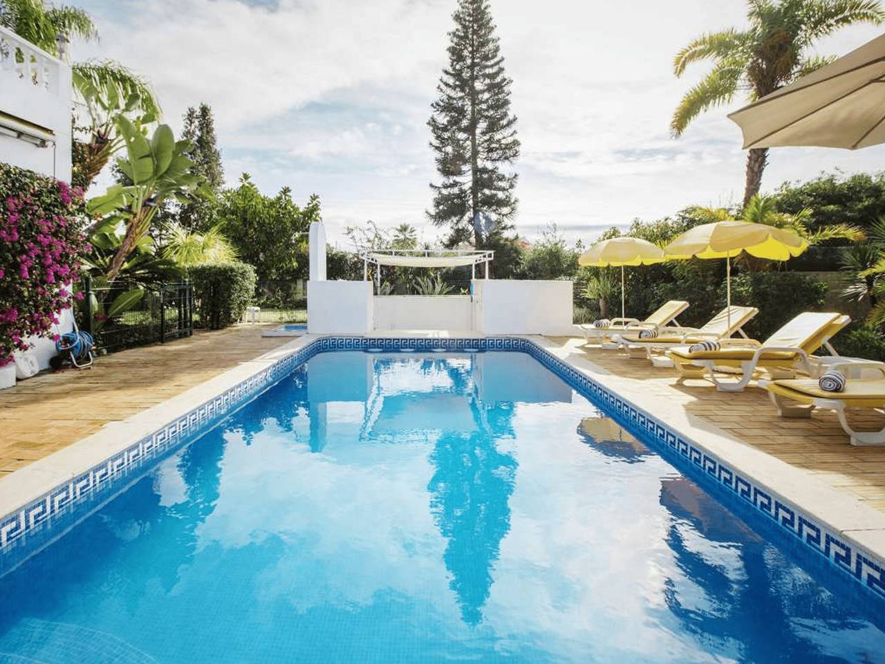Deluxe Algarve Villa | Casa das Oliveiras | 2 Bedrooms | Private Pool & Perfect for Families | Carvoeiro in Alporchinhos (Atlantikküste), Porches