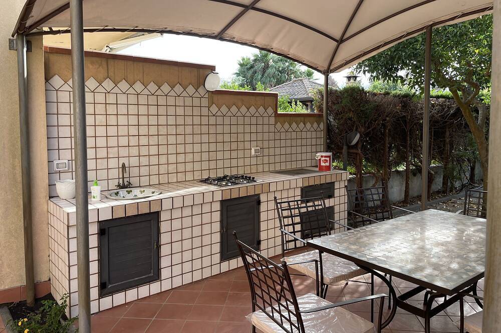 Ganze Wohnung, Beautiful garden apartment steps from beach in Calatabiano, Catania Provinz