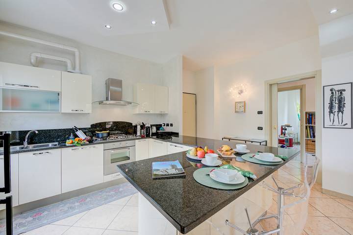Apartamento entero, Silvy Apt Salò | Charming & Near Center in Saló, Montañas Garda