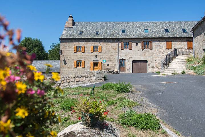 Gîte pour 11 personnes, avec Jardin et Vue à Brion (Lozère)