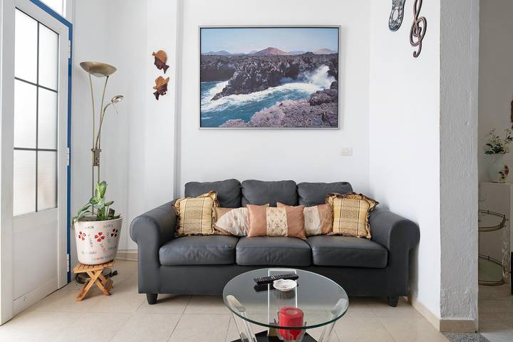 Entire apartment, Vacation Home "Maylin" with Shared Garden & Wi-Fi in Playa Blanca, Yaiza