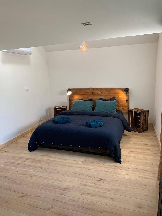 Location de vacances pour 2 personnes, avec piscine ainsi que vue et jardin à Le Vigeant - 2