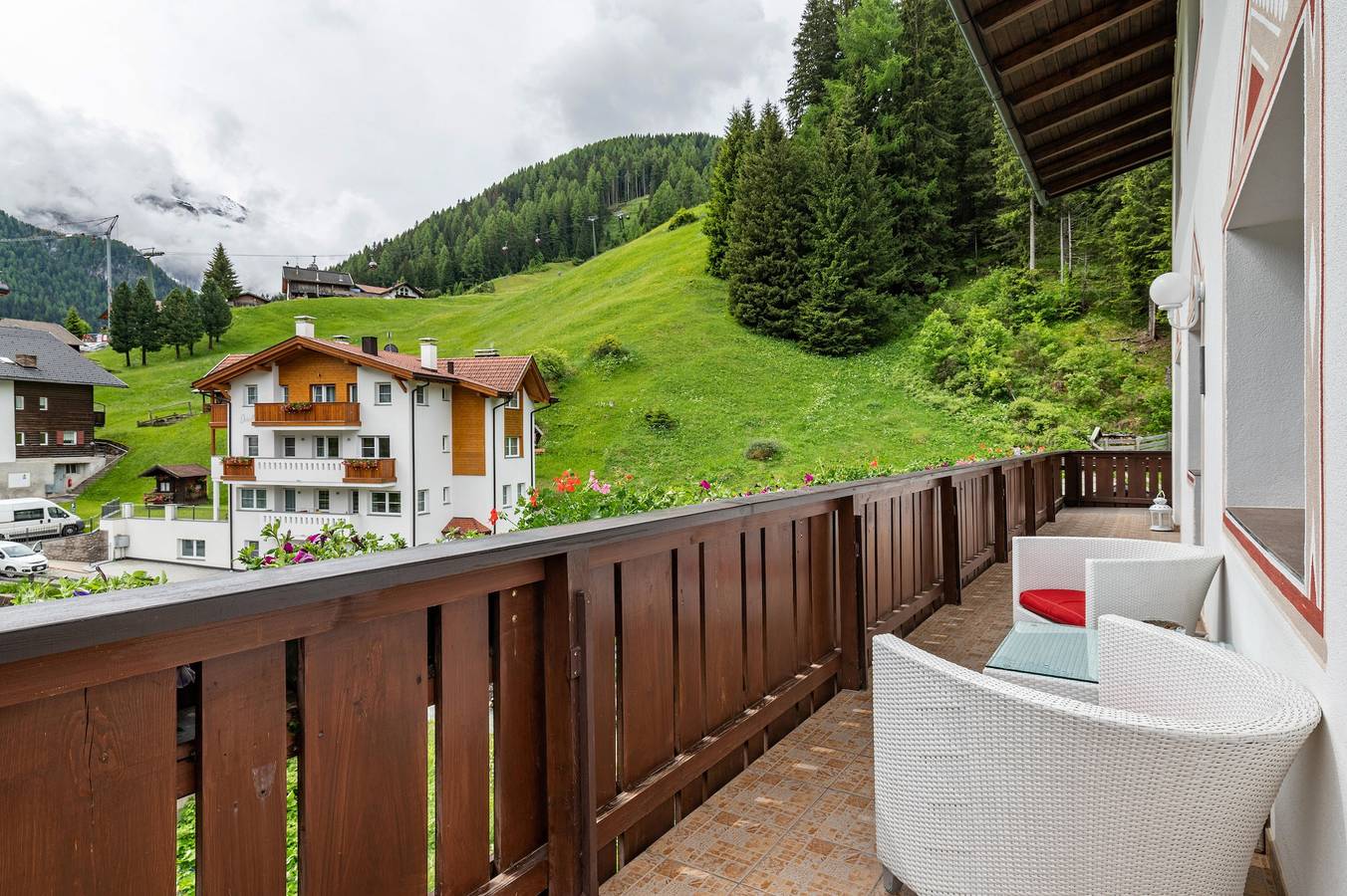 Ganze Wohnung, Ferienwohnung 'Mozart' mit Bergblick, Balkon und Wlan in Wolkenstein, Dolomiti Superski