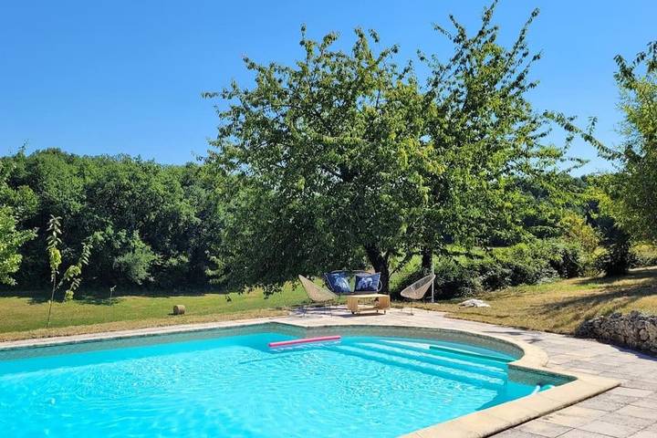 Location de vacances pour 4 personnes, avec jardin ainsi que vue et piscine à Saint-Martial-Viveyrol - 2