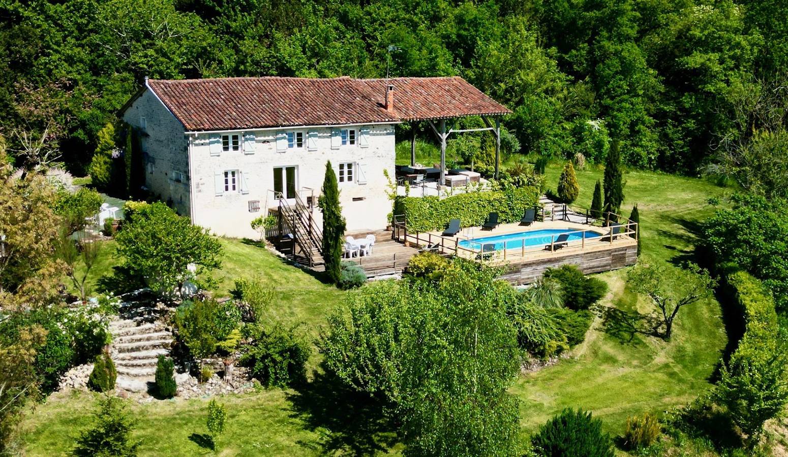 Belle grange convertie, Les Hirondelles, avec piscine in Saint-Laurent-de-Belzagot, Charente