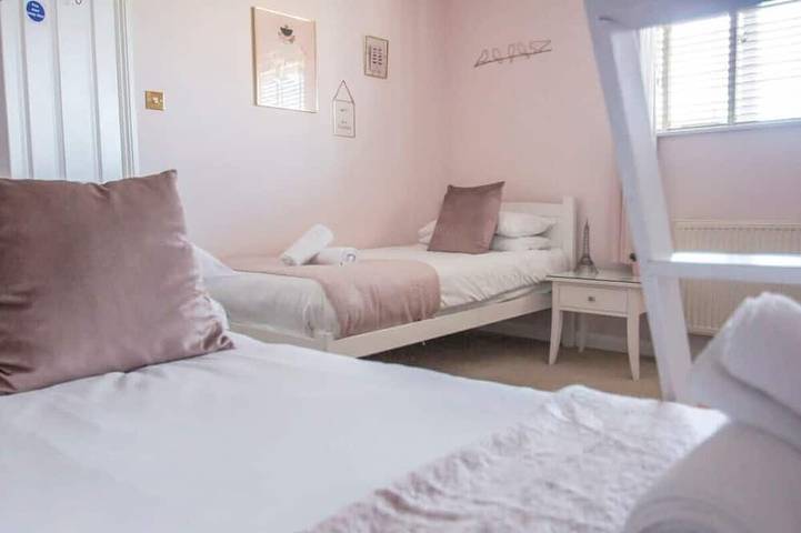 Little Paris: 4 Schlafzimmer, Schlafmöglichkeiten für 20, Parkplatz, Terrasse, kurzer Fußweg zum Strand, WLAN in Brighton, Sussex